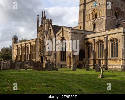 Die Kirche St John the Baptist in Burford, Oxfordshire, Großbritannien; die frühesten Teile stammen aus dem 12. Jahrhundert Stockfoto