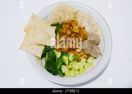 Hausgemachte Hähnchennudeln mit gebratenen Knödeln Stockfoto
