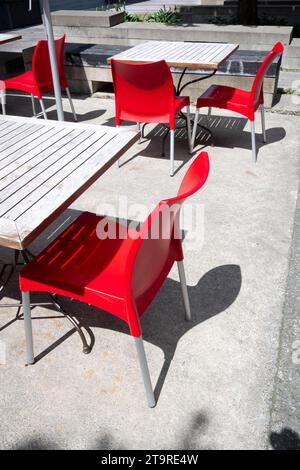 Rote Stühle und Tische vor dem Café, Wellington, North Island, Neuseeland Stockfoto
