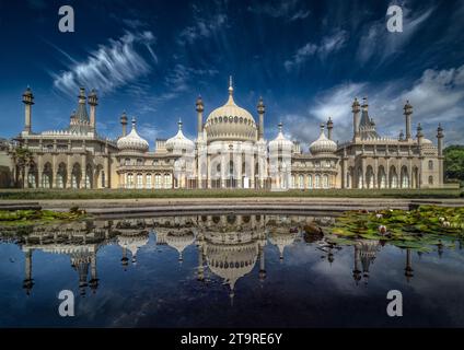 Der Royal Pavilion Brighton in East Sussex UK zeigt Bilder, die sie in wunderschönem stillen Wasser spiegeln. Einer von Stockfoto