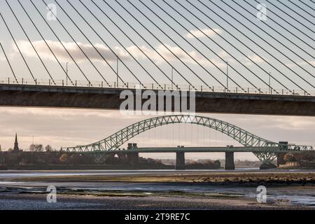 Die Mersey Gateway Bridge (2017) mit der Silver Jubilee Bridge (1961) dahinter. Beide Brücken überqueren den Mersey River und den Manchester Ship Canal Stockfoto