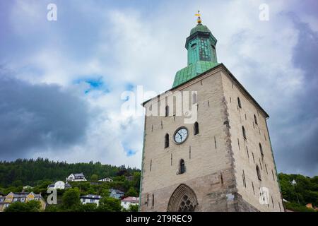 Bergen, Norwegen, 22. Juni 2023: Die Kathedrale von Bergen, hier mit bedecktem Himmel, ist Bischofssitz der Diözese Bjørgvin und der Kirche NO Stockfoto