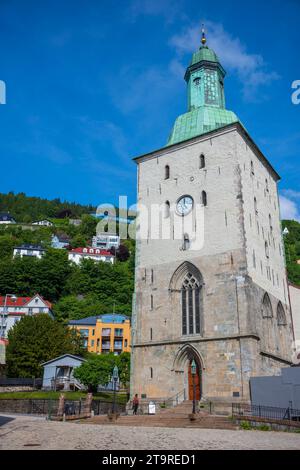 Bergen, Norwegen, 23. Juni 2023: Die Kathedrale von Bergen, die hier tagsüber mit Menschen gezeigt wird, ist der Bischofssitz der Diözese Bjørgvin und der Chur Stockfoto