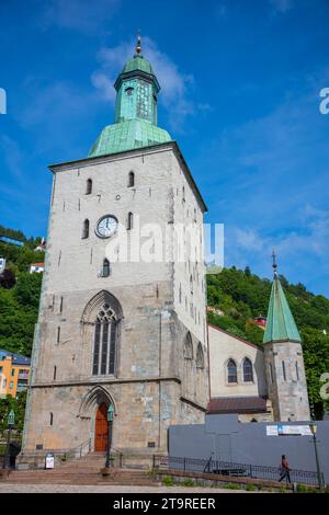 Bergen, Norwegen, 23. Juni 2023: Die Kathedrale von Bergen, die hier tagsüber mit Menschen gezeigt wird, ist der Bischofssitz der Diözese Bjørgvin und der Chur Stockfoto