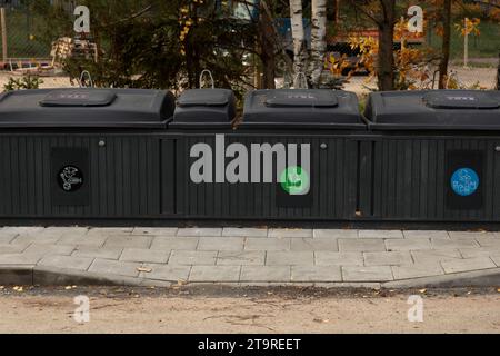 Foto in der Stadt werden verschiedene Entsorgungsmöglichkeiten auf diesem Foto dargestellt. Von Mülltonnen bis hin zu Recyclingbehältern spielen diese Behälter eine Rolle Stockfoto