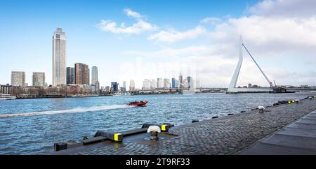 nieuwe maas Fluss und erasmus Brücke von der Uferpromenade von kop van zuid in der niederländischen Stadt rotterdam an sonnigem Tag mit blauem Himmel Stockfoto