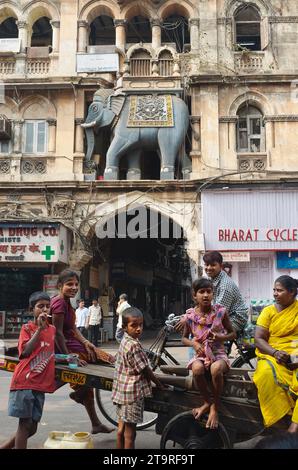 Das berühmte Elephant Gate in Kalbadevi Rd., Mumbai, Indien, markiert ein Gebäude, in dem einst das Bhangwadi Theatre, ein Gujarati-Sprachtheater, untergebracht war Stockfoto