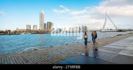 nieuwe maas Fluss und erasmus Brücke von der Uferpromenade von kop van zuid in der niederländischen Stadt rotterdam an sonnigem Tag mit blauem Himmel Stockfoto