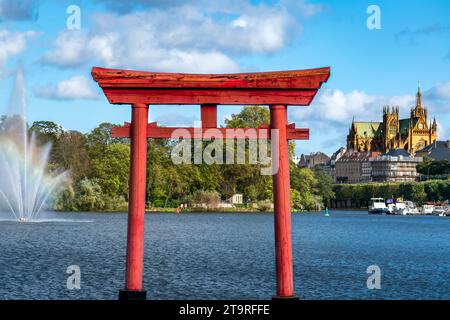 Japanisches Torii-Tor in Metz am Plan d’Eau mit der Stephansdom im Hintergrund Stockfoto