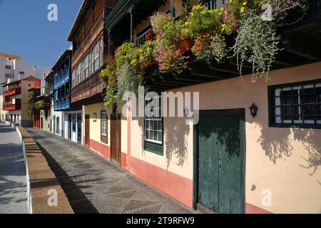 Traditionelle und farbenfrohe Häuser mit Holzbalkonen entlang der Maritima Avenue in Santa Cruz de la Palma, La Palma, den Kanarischen Inseln, Spanien Stockfoto