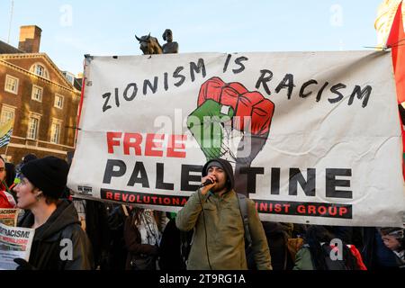 Zionismus ist Rassismus-Banner bei einem pro-palästinensischen marsch, der zu einem Waffenstillstand der andauernden Militäroffensive von Gaza durch israelische Verteidigungskräfte aufgerufen wurde. Der Trester Stockfoto