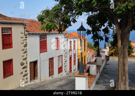 Traditionelle und farbenfrohe Häuser entlang einer Gasse in San Andres, La Palma, den Kanarischen Inseln, Spanien. San Andres liegt in der Nähe von Los Sauces im Nordosten Stockfoto