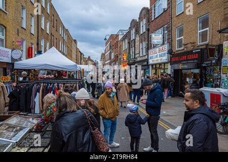 Brick Lane Sunday Market in London's Brick Lane in East London. Sehr beliebter Wochenmarkt auf der Brick Lane im Londoner Shoreditch-Viertel. Stockfoto