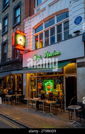 Bar Italia Soho London: Das berühmte Bar Italia Café in der Frith Street im Londoner Unterhaltungsviertel Soho. Gegründet 1949. Stockfoto