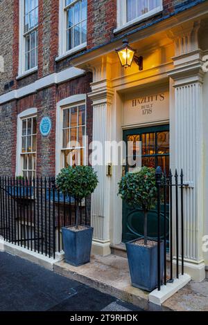 Hazlitt's Hotel London, Boutique Hotel in Soho London. Das Gebäude ist ein georgianisches Stadthaus aus dem Jahr 1718. Blaues Schild des Essayisten William Hazlitt. Stockfoto