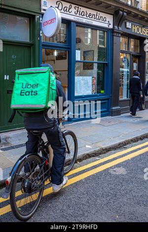 Uber isst Food Delivery Courier im Zentrum von London. Stockfoto