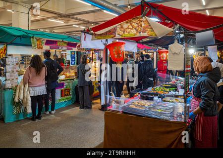 Gehobener Lebensmittelmarkt London. Die gehobene Food Hall in der Brick Lane in der ehemaligen Truman Brewery serviert eine große Auswahl an internationalen Street Food. Stockfoto