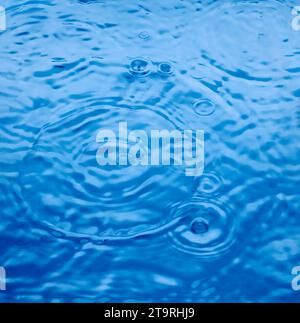 Wasser wellige Oberfläche, Draufsicht. Wasser wellig in blauer Farbe Stockfoto