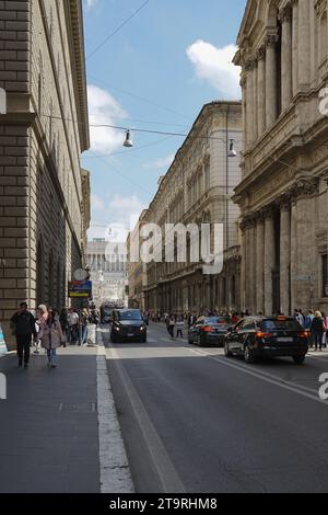 Blick auf den Verkehr und die Menschen, die auf der Via del Corso, Rom, Italien, laufen Stockfoto