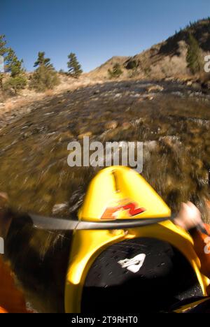 Eine Kajaktour auf dem Cache La Poudre River in der Nähe von Fort Collins, Colorado. Stockfoto