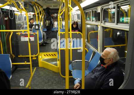 San Francisco, Usa. November 2023. Die Leute nehmen den Bus in San Francisco. (Foto: Michael Ho Wai Lee/SOPA Images/SIPA USA) Credit: SIPA USA/Alamy Live News Stockfoto
