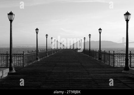 Schwarzweißbild einer Promenade in San Francisco, Kalifornien. Stockfoto