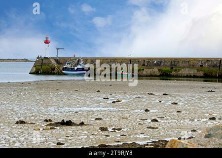 St. Vaast Hafeneingang bei Niedrigwasser Stockfoto