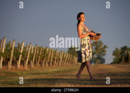 Eine Frau, die in einem Weinberg in Uruguay läuft. Stockfoto