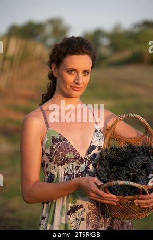 Eine Frau auf einem Weinberg in Uruguay. Stockfoto