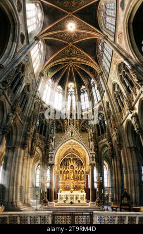 Das kunstvoll verzierte Innere der Votivkirche in Wien Stockfoto