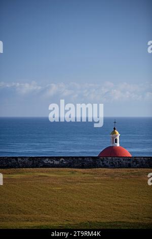 Die rote Kapelle erhebt sich aus dem Meer. Stockfoto