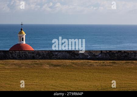 Das Dach der roten Kapelle erhebt sich aus dem Meer. Stockfoto