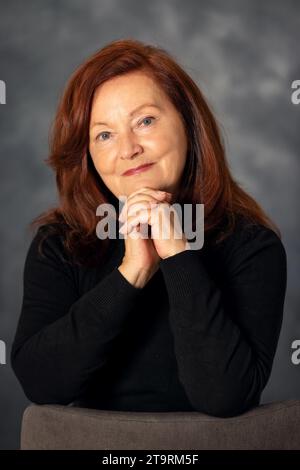 Porträt einer stilvollen 60s-jährigen Frau auf grauem Hintergrund. Selbstbewusste, stilvolle europäische reife Frau mittleren Alters Stockfoto