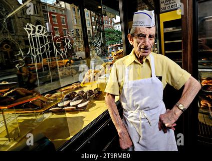 Ein Porträt eines 86-jährigen Bäckers in Moishe's Kosher Bake Shop in New York City, 03. September 2008. Stockfoto