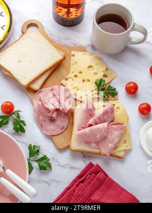 Leckere Sandwiches mit Schinken und Produkten Stockfoto