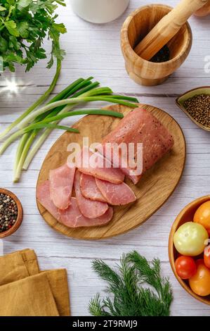 Schweinefleisch Delikatessen Fleisch mit Gewürzen auf einem Holzbrett geschnitten Stockfoto