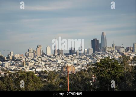 San Francisco, Usa. November 2023. Die Gebäude befinden sich in der Innenstadt von San Francisco. (Foto: Michael Ho Wai Lee/SOPA Images/SIPA USA) Credit: SIPA USA/Alamy Live News Stockfoto