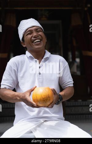 Ein Mann von Manku Jati führt eine Zeremonie in Bali, Indonesien, durch. Stockfoto