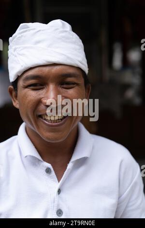 Ein Mann von Manku Jati führt eine Zeremonie in Bali, Indonesien, durch. Stockfoto