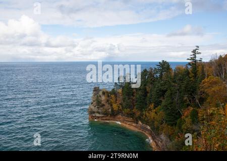 Perfekte Aussicht auf Klippen, Bäume und See an einem wunderschönen Herbsttag Stockfoto