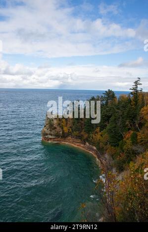Schöne Aussicht auf Klippen, Bäume und See an einem wunderschönen Herbsttag Stockfoto
