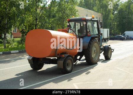 Straßentransport. Auto auf der Autobahn. Lkw auf der Autobahn. Stockfoto