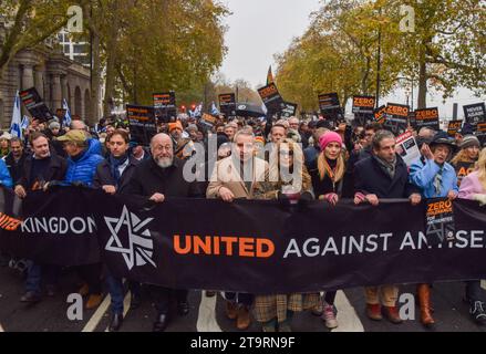 London, Großbritannien. November 2023. Mitte links nach rechts: Der britische Oberrabbiner Ephraim Mirvis, der Schauspieler Eddie Marsan, die Schauspielerin Tracy-Ann Oberman, die Fernsehmoderatorin Rachel Riley und die Schauspielerin Maureen Lipman marschieren während der Demonstration auf Victoria Embankment hinter einem Banner „vereint gegen Antisemitismus“. Tausende pro-israelische Demonstranten marschierten in Zentral-London gegen den Antisemitismus und forderten die Freilassung israelischer Geiseln, die von der Hamas in Gaza festgehalten wurden. Quelle: SOPA Images Limited/Alamy Live News Stockfoto