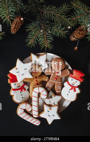 lebkuchenweihnachtskekse auf schwarzem Hintergrund Stockfoto