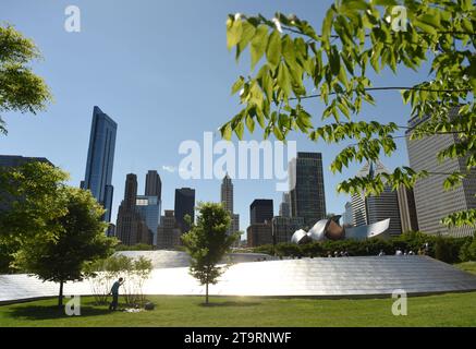 Chicago, USA - 04. Juni 2018: Menschen auf der BP Fußgängerbrücke und in den Chicago Wolkenkratzern. Stockfoto