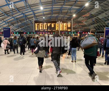 Waterloo, London, Großbritannien. November 2023. Pendler am Bahnhof Waterloo in London. Die Mitglieder der fahrergewerkschaft ASLEF sollen zwischen dem 2. Dezember 2023 und dem 8. Dezember 2023 eine weitere Reihe eintägiger Streiks bei verschiedenen Zugbetreibern durchführen. Darüber hinaus wird es vom 1. Bis 9. Dezember 2023 in einem bitteren anhaltenden Streit um Bezahlung und Konditionen ein Überstundenverbot für alle Bahngesellschaften geben. Kredit: Maureen McLean/Alamy Stockfoto