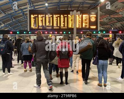 Waterloo, London, Großbritannien. November 2023. Pendler am Bahnhof Waterloo in London. Die Mitglieder der fahrergewerkschaft ASLEF sollen zwischen dem 2. Dezember 2023 und dem 8. Dezember 2023 eine weitere Reihe eintägiger Streiks bei verschiedenen Zugbetreibern durchführen. Darüber hinaus wird es vom 1. Bis 9. Dezember 2023 in einem bitteren anhaltenden Streit um Bezahlung und Konditionen ein Überstundenverbot für alle Bahngesellschaften geben. Kredit: Maureen McLean/Alamy Stockfoto