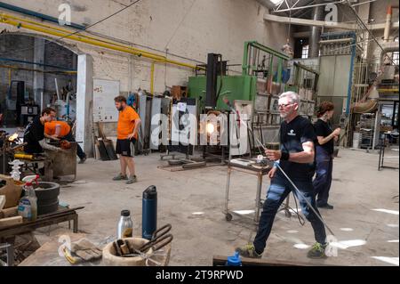 In der Glasbläserei mit Öfen im Wave Murano Glasofen auf der Insel Murano bei Venedig in der Region Veneto in Norditalien. Stockfoto