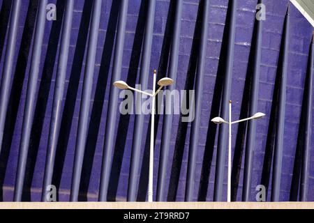 Straßenlaternen vor einer blauen Fassade, L'Agora, moderne Architektur, Architekt Santiago Calatrava, Detail, Ciudad de las Artes y de las Ciencias Stockfoto