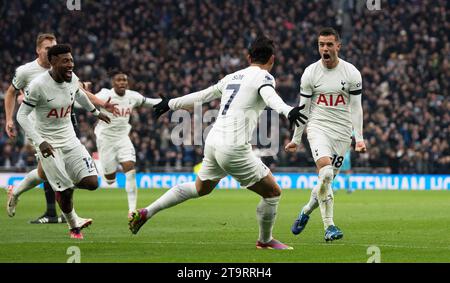 London, Großbritannien. November 2023. Giovani Lo Celso von Tottenham Hotspur (r) feiert mit seinen Teamkollegen, nachdem er seinen Teams das 1. Tor erzielt hat. Premier League Spiel, Tottenham Hotspur gegen Aston Villa im Tottenham Hotspur Stadium in London am Sonntag, den 26. November 2023 . Dieses Bild darf nur für redaktionelle Zwecke verwendet werden. Foto nur für redaktionelle Verwendung von Sandra Mailer/Andrew Orchard Sportfotografie/Alamy Live News Credit: Andrew Orchard Sportfotografie/Alamy Live News Stockfoto
